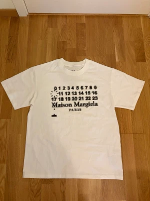 Maison Margiela blur tee - Margiela blur tee, aldrig använd storlek 46 (M)