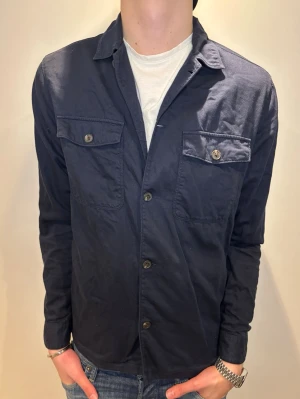 Overshirt - Strl - M | Skick - 9/10 | Nypris - ca 1299kr | Vid minsta lilla fundering är det bara att skriva!