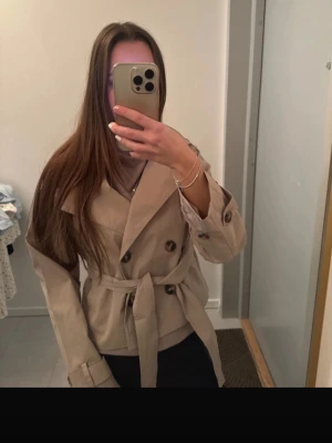 Trenchcoat gina tricot - Så fin trenchcoat fråb Gina Tricot, helt ny med prislappar kvar! Storlek xxs