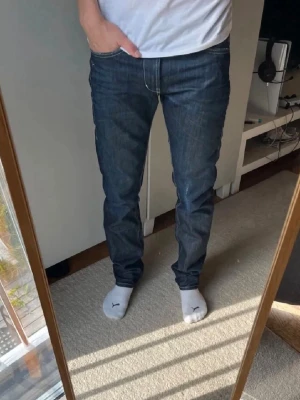 Dondup Jeans - Tja! Säljer detta schyssta paret jeans från Dondup!| Modell: Emil| Vid minsta fråga tveka inte att kontakta mig!| Pris alltid diskuterbart!// Nils-obs liten lagning vid knäet, inget man ser!