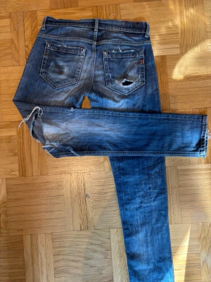 Blåa dondups - Säljer dessa dondups då det blivit för små för mig. Ändå hålen är högra bakfikan (som synd på bilden) och vänstra ytersömmen på bakfikan å knät då dem används rätt mycke. Skit snygg grain på jeansen inga andra deffekter osv