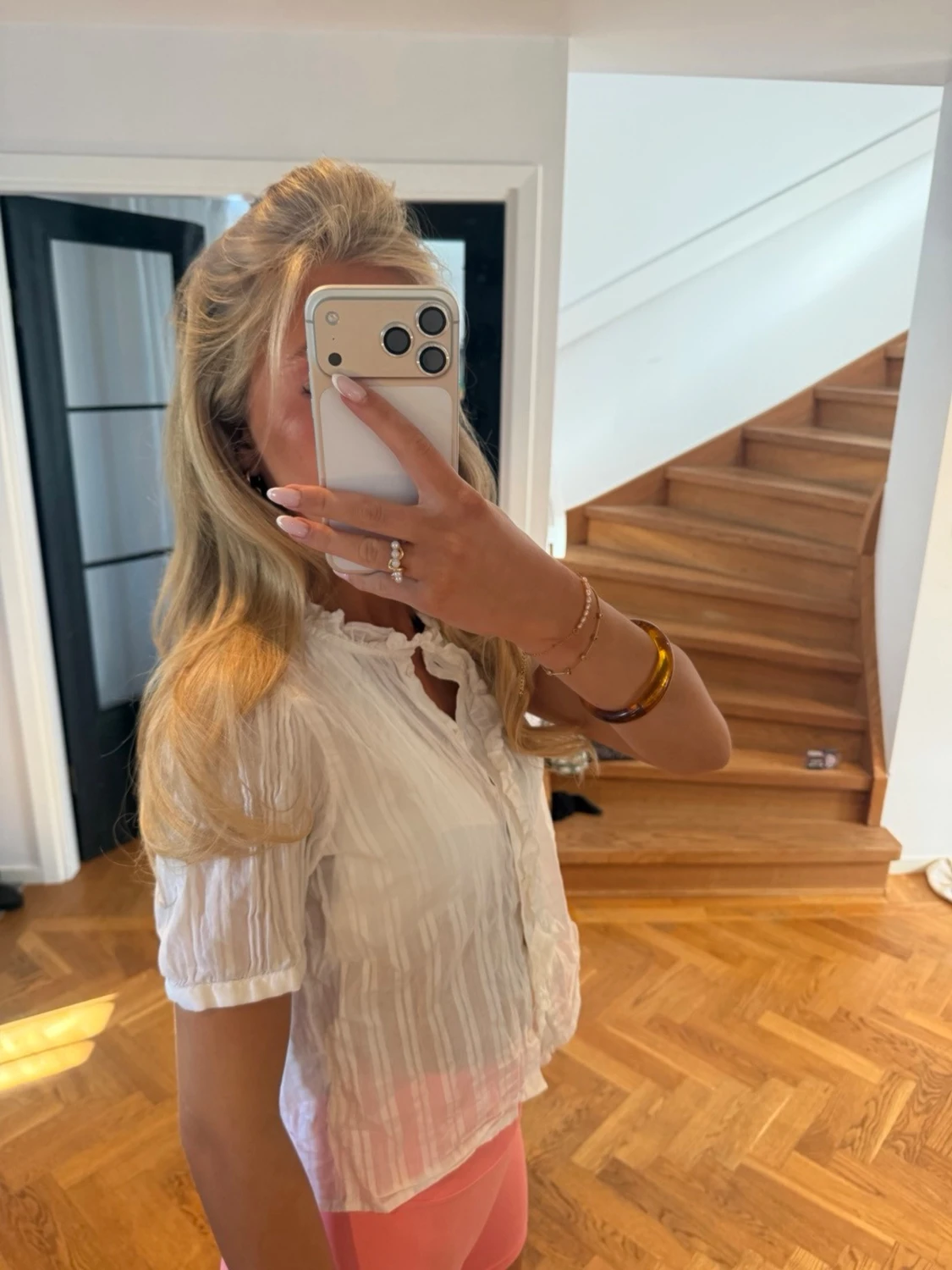 Vit blus med volangkant - 2