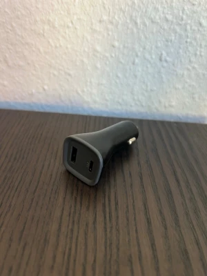 Bil adapter till mobilen - En svart adapter, köpt på biltema. Knappt använd!