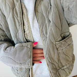 Zara jacka - Kom gärna med eget prisförslag! Jättesnygg och skön vår jacka från Zara. Köpt för 850kr. Inga synliga defekter. Någon fläck men som inte syns eller man alls tänker på.