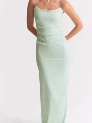 Fest/balklänning  - Oanvänd fest/balklänning från Nelly.com, med etikett!  Passar inte mig i storlek därav säljer. Storlek 32. Ljusgrön/mint färg. Ordpris 899kr . Lång klänning passar någon minst 170cm 