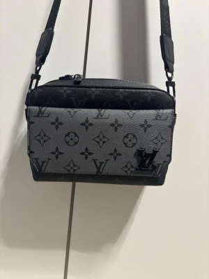 Axelväska - Snygg axelväska monogram