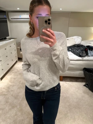 Ljusgrå stickad tröja American Vintage - Supersöt ljusgrå stickad tröja från American Vintage (nypris ca 1000-1500)