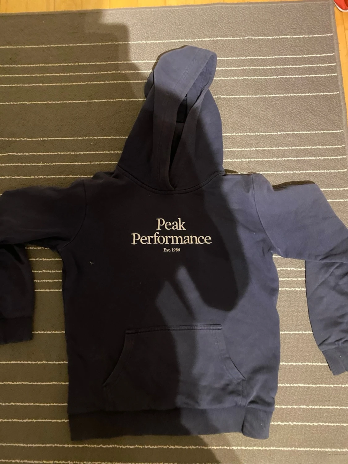 Mörkblå hoodie Peak Performance