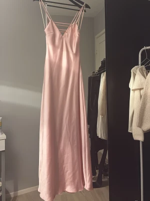 Ljusrosa långklänning i satin - Rosaklänning från Zara som jag köpte förra sommaren men bara inte fått tillfälle och använda, en liten sminkfläck på insidan från att jag testat den(sista bilden). Jätte fin till bal eller sommarklänning🥰