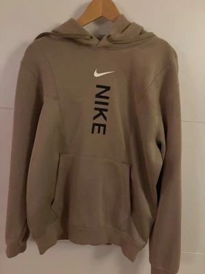 Beige Nike hoodie - En beige Nike hoodie i storlek S. Den är använd vid ett fåtal tillfällen.