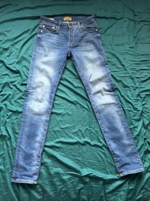 Jack & Jones jeans  - Slim glenn, använder aldrig dom. Storlek 28/32. Fraktas dagen de köps 