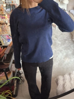 Mörkblå  stickad tröja - Mörkblå stickad tröja med rund halsringning och puffiga ärmar. Bra kvalitet, ser ut som ny, inga defekter, super skönt matreal! Har vanligtvis xs/s u tröjor men denna är liten i storleken