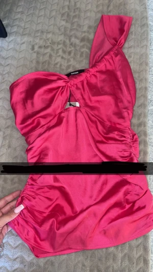 Rosa blus  - Jättefin rosa blus i glansigt material, rysh på sidorna som ger figursydd look💕💕💕