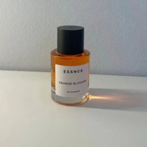 ESSNCE Orange Blossom parfym - Fräsch parfym från ESSNCE med doften Orange Blossom. Helt oanvänd och köpt förra veckan! Nypris 360kr!
