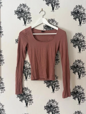 Långärmad topp från Gina Tricot - Supersnygg! Har en jättesnygg passform! Inga defekter förutom att den tråd gått upp vid ett ställe där fram! Men annars hur fin som helst!💓🌸