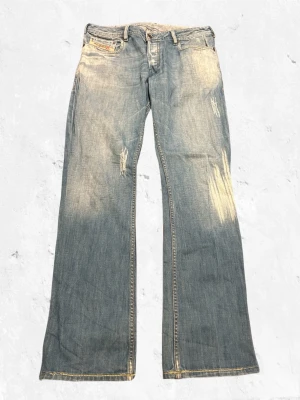 Diesel Zathan Jeans -  Midja: 43 cm Längd: 106 cm Innerbenslängd: 83 cm Benöppning : 21 cm  NOTE!!!!!!!🚩🚩🚩🚩 Måtten kan variera +- 1 cm   Jag tar inga bilder med jeansen på eftersom att dom oftast inte passar mig!