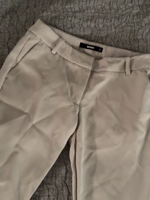 Beige kostymbyxor från Bik Bok - Snygga beige kostymbyxor från Bik Bok med låg midja 
