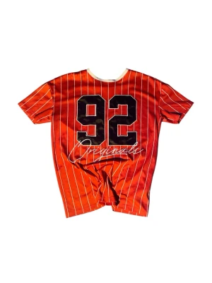 Röd randig t-shirt med tryck - Cool röd t-shirt med vita ränder och stort svart tryck med siffran 92 på ryggen. Texten 'Originals' i vitt under siffran och knytning nedtill för extra stil. Perfekt för dig som gillar sportig streetwear.