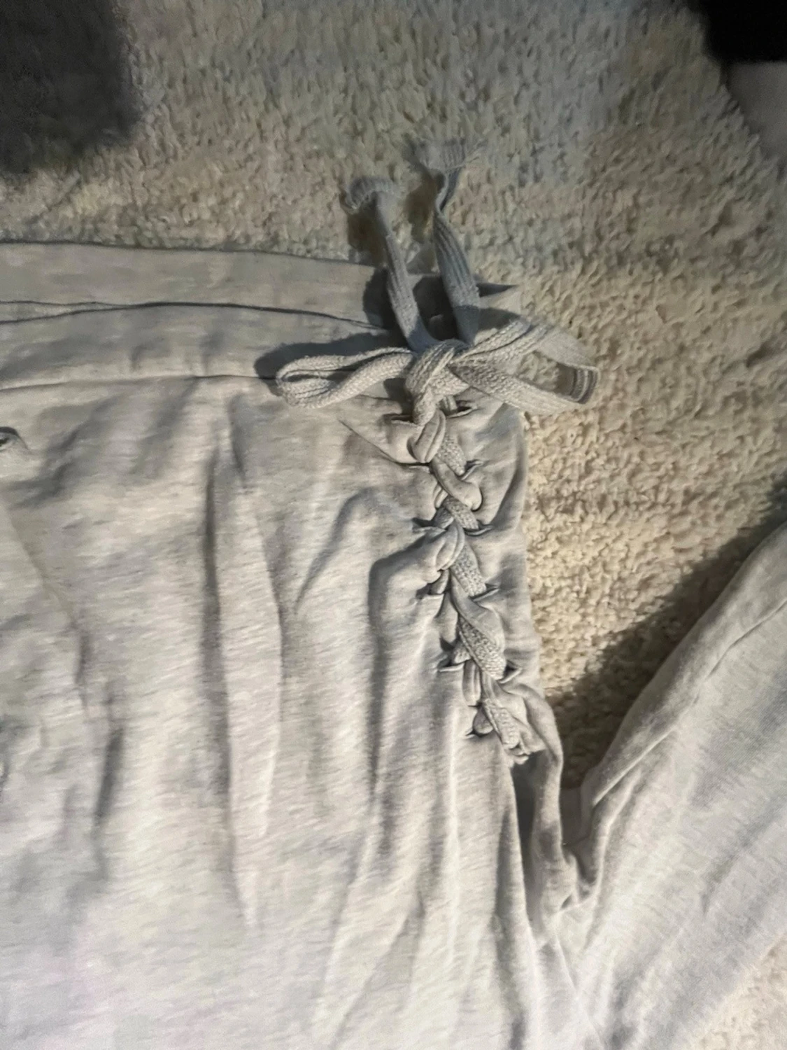 Grå sweatshirt med snörning i sidorna - 2