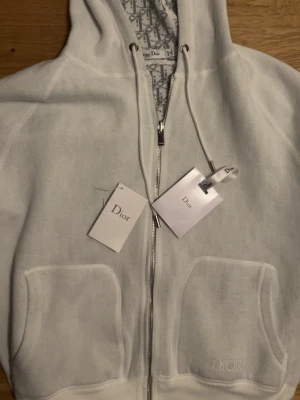 Grå zip-hoodie från d10r - Ganska ny för fler bilder skriv gärna🤌