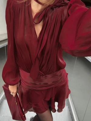 Vinröd mini grill dress - Vinröd mini grill dress ifrån Gina. Aldrig använd då den köptes i fel storlek.