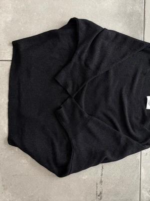 Svart glitter tröja - En svart glitter tröja med korta armar i väldigt bra skick.