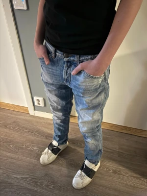 Dondup Jeans W32  - Dondup jeans i mycket fint skick. Slim fit med snygg passform. Storlek W32 (mått kan skickas vid intresse). Nypris ca 3000 kr. Säljes till bra pris för snabb affär.