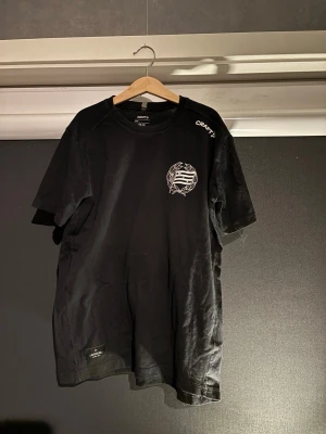 Hammarby tröja  - | säljer denna snygga svarta hammarby tröja, en eftermatch tröja som e stil ren med vanligt tshirt material alltså inte tränings | hejar du på Hammarby eller spelar i föreningen hör av dig gärna! | storlek 158/164 | priset ej hugget i stenen.