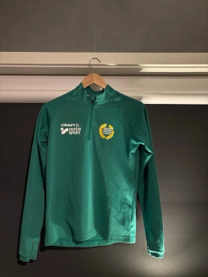 Hammarby tröja  - | Säljer denna snygga Hammarby träningtröja | den är för liten o kommer inte till användning och tar upp plats i garderoben. ”Storlek 158/164 Barn” | hejar du på Hammarby eller spelar i klubben så hör gärna av dig! Skicket är nästintill nytt | 💚🤝