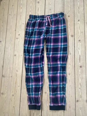 Pyjamasbyxor  - Söta pyjamasbyxor med rutigt mönster och rosa snören 💗