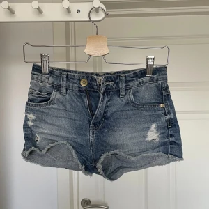 Jeansshorts - Snygga jeansshorts från Kappahl, köpta för länge sen. Storlek xs