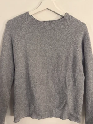 Stickad tröja - Grå stickad tröja från vero moda i storlek s. Den är lite nopprig men fortfarande fin!