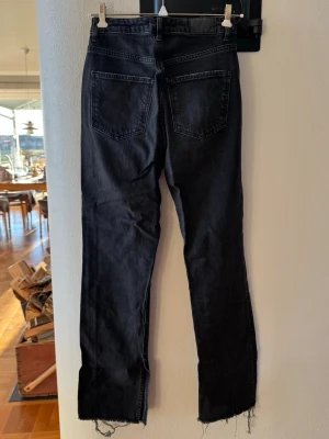 Raka/bootcut Gina Tricot jeans - Svarta/mörkgrå jeans från Gina Tricot. De är mid/high waist och lite emellan bootcut och raka. Säljer då de blivit för små för mig. 🌸 I princip oanvända, så jättefint skick. Nypris 600 kr.