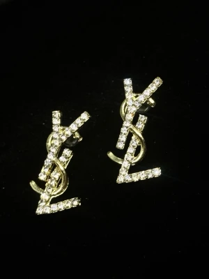 Örhängen  - Helt nya örhängen.