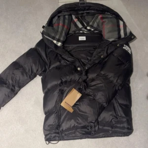 Burberry jacka - Burberry jacka som värmer blir samtidigt en väst på sommaren, har ba haft den sen början av vinter helt fräsch o fet jacka