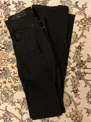 Svarta Acne Studios Lita jeans - Säljer ett par svarta jeans från Acne Studios, modell Lita TW Black.  Klassisk femficksmodell med smal siluett. Har använda flitigt, sista bilden är ett hål som sytts igen men därav det billigare priset. Träffas helst upp i centrala Sthlm