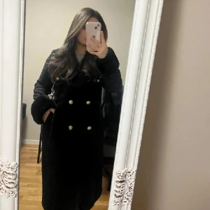 River island kappa i Stl 4 petite 😍 - Storlek xxs/xs jag har S passar mig endast när jag har tunna plagg under där av säljer jag denna 🥰 den är så snygg passar på dig som är petite! 😍 den ger old money vibes ✨✨ 💵 💅🏽  köpt 2019 modellen finns ej att köpa längre. nypris 1890kr nu  890kr