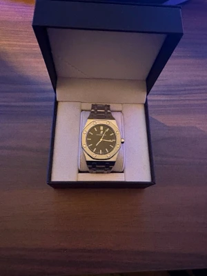 AP royal oak offshore - Tja! Säljer nu min AP då den inte används. Klockan är i stort sätt helt perfekt utan nån form av skada över huvud taget. Bandet är factory size, men kan förminska om önskas. Känn er inte rädda för att fråga om det skulle vara någon fundering!!!!