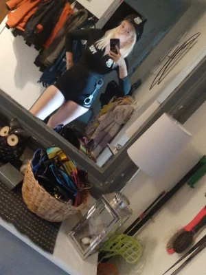 Polisdräkt med tillbehör - Säljer en halloween dräkt som är en  polisdräkt. Har använt en gång. Materialet är skönt o inte obekvämt nånstans. Finns hat, handklovar, batong o två polis brickor. Allt är i plast förutom polisbrikorna som är i metall. 