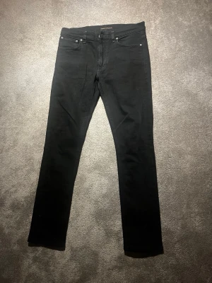 Nudie jeans - Säljer ett par svarta Nudie Jeans. Klassisk femficksmodell med smal passform och diskreta sömmar på bakfickorna. Hör av er vid frågor eller fundering😃