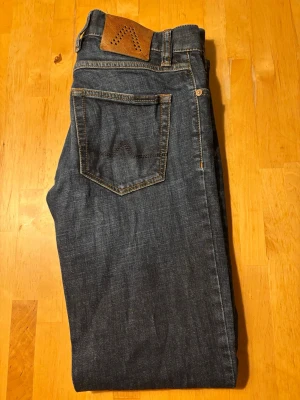 Alberto 29/32 - säljer nu ett par Alberto jeans i mycket bra skick. köpte dom för 1299kr och säljer för endast 599. storleken på jeansen 29/32