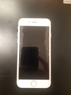 iPhone 7 Silver Billig mobiltelefon  - Säljer en silverfärgad iPhone 7 från Apple. Telefonen har en snygg och slimmad design med rundade kanter, bakstycke i aluminium och en klassisk hemknapp framtill. Inga skador, är i fint skick endast skyddsfilmensom har skavanker, alla funktioner fungerar. 