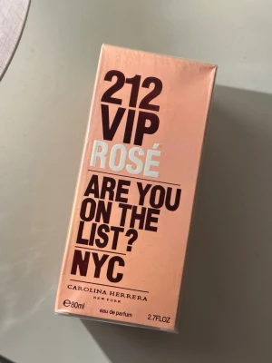 212 VIP Rosé Eau de Parfum 80ml - Parfym från Carolina Herrera, 212 VIP Rosé. Flaskan innehåller 80 ml helt ny, kartongen har lite skönhetsfel.