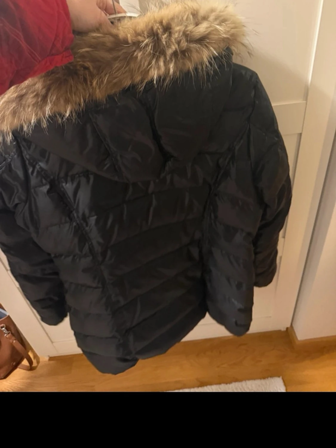 Svart pufferjacka med fuskpäls - 1