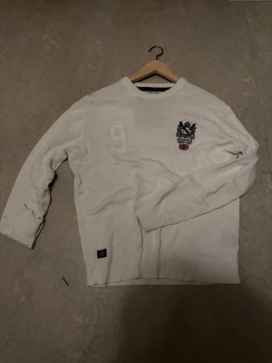 Morris tröja - Säljer denna fräsch och unika Morris tröjan. Passar perfekt till allt 