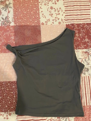 Assymetrisk topp - Använd 1 gång. Finns inga lappar i tröjan men det är antingen s eller xs