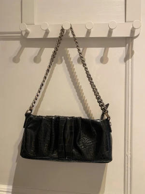 Svart Axelväska  - En svart axelväska från asos