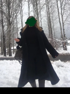 NA-KD - Söker du efter den perfekta svarta långa teddykappan? Här är den! Sparsamt använd och i fint skick. Från Nakd, Stl 36