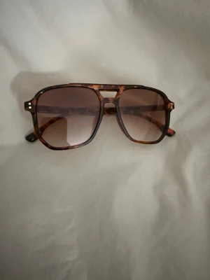 Solglasögon  - Snygga solglasögon som passar när som helst! 🌟