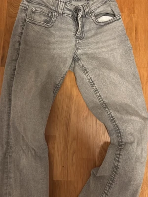 Grå jeans från Perfect Jeans - Snygga grå jeans från Perfect Jeans i klassisk femficksmodell. Jeansen har raka ben och normal midja, tillverkade i ett mjukt denimtyg som är skönt att bära. Perfekta för en avslappnad och trendig look.